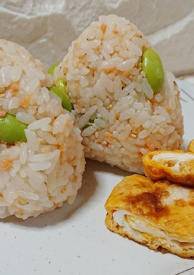 ごま油 香る 鮭と枝豆のおにぎり♪-レシピのメイン写真