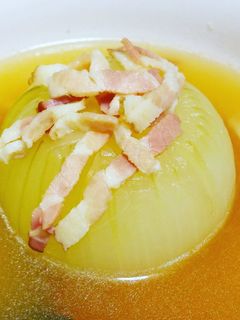 旨味が濃い!丸ごと玉ねぎコンソメスープ-レシピのメイン写真
