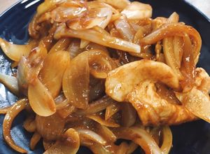 生姜焼き用豚ロースと玉ねぎの味噌炒め-レシピのメイン写真