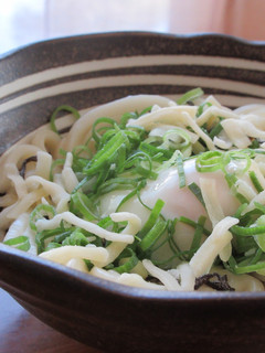 半熟卵がとろ~り!塩昆布チーズ釜玉うどん-レシピのメイン写真