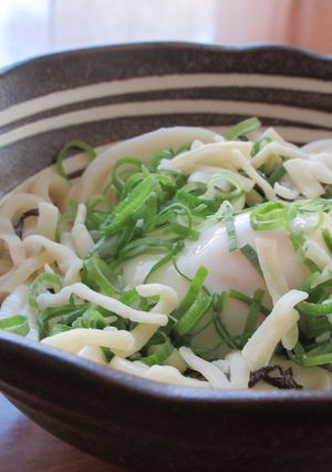 半熟卵がとろ～り！塩昆布チーズ釜玉うどん-レシピのメイン写真