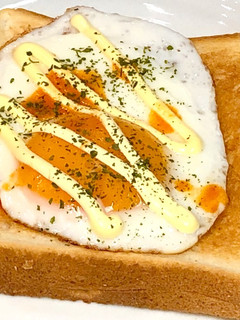簡単☆5分で完成♬ピリ辛目玉焼きトースト-レシピのメイン写真