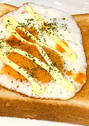 簡単☆５分で完成♬ピリ辛目玉焼きトースト-レシピのメイン写真