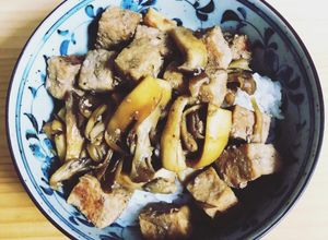 エリンギと舞茸のサイコロステーキ丼-レシピのメイン写真