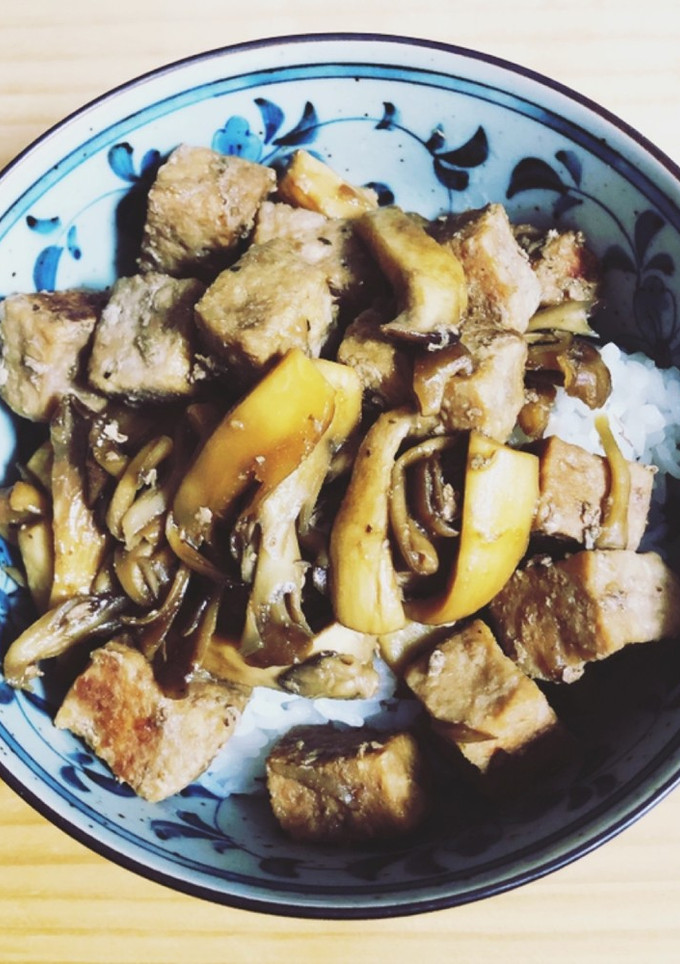 エリンギと舞茸のサイコロステーキ丼-レシピのメイン写真