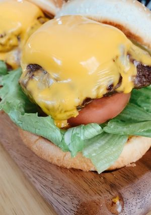 大きな口でかぶりつけ!絶品チーズバーガー-レシピのメイン写真