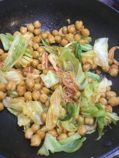 ひよこ豆とキャベツの鶏皮ケチャップ炒め-レシピのメイン写真
