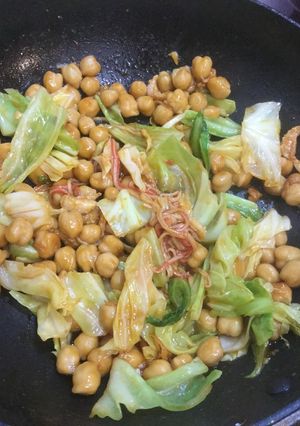 ひよこ豆とキャベツの鶏皮ケチャップ炒め-レシピのメイン写真