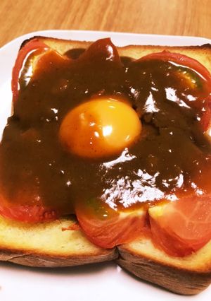 とまとカレートーストの卵黄のせ-レシピのメイン写真