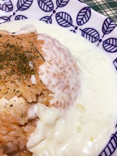 炊飯器でチキンライス♪ホワイトソース添え-レシピのメイン写真