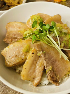 【簡単!夏におすすめ】塩レモンの豚丼-レシピのメイン写真