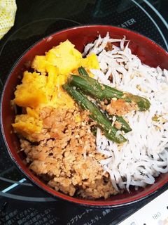 4色丼 鶏そぼろ、アスパラあえ。-レシピのメイン写真