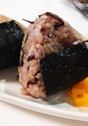 冷めても美味しい雑穀米で味付けおにぎり♪-レシピのメイン写真
