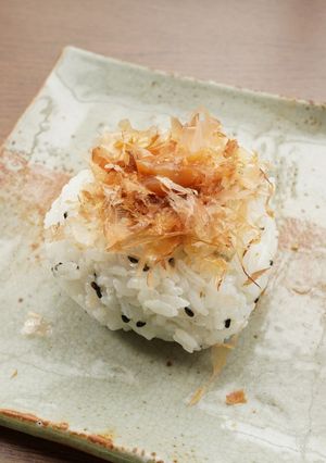 ごま塩おにぎり＋鰹節＆ねり梅-レシピのメイン写真