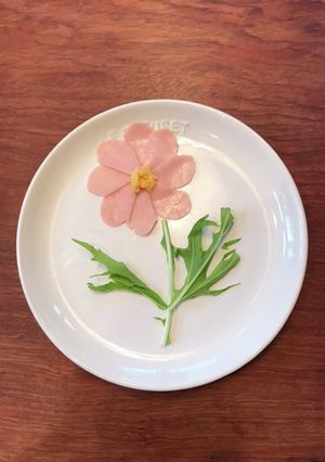 ハムと卵そぼろでコスモス-レシピのメイン写真