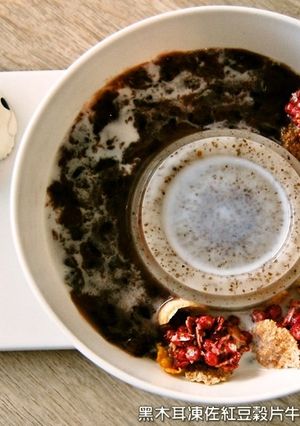 黑木耳凍佐紅豆穀片牛奶．柯媽媽の植物燕窩-レシピのメイン写真