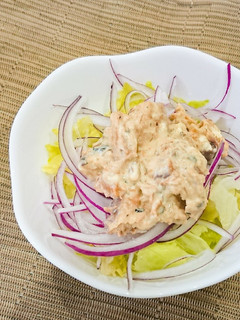サバみそ煮缶のパパっとおかずサラダ-レシピのメイン写真