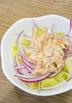 サバみそ煮缶のパパっとおかずサラダ-レシピのメイン写真