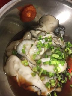 生食用の牡蠣も洗いましょう-レシピのメイン写真