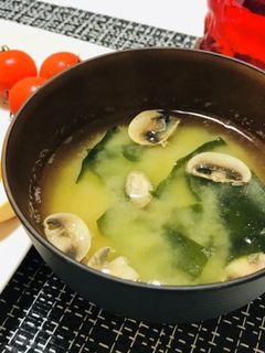 じゃがいもとワカメとキノコのお味噌汁-レシピのメイン写真