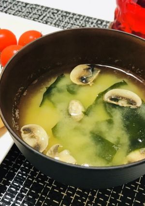 じゃがいもとワカメとキノコのお味噌汁-レシピのメイン写真