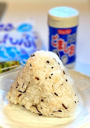 ごま塩と塩昆布のおにぎり-レシピのメイン写真