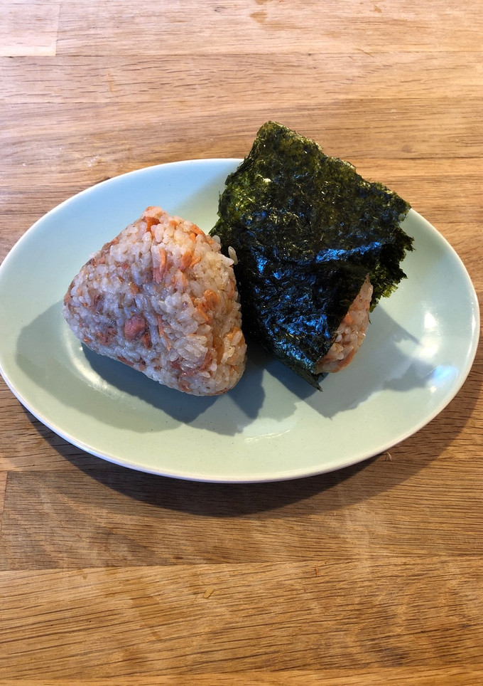 お父さんのおにぎり(鮭梅おかか)-レシピのメイン写真