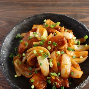 豚肉と玉ねぎの甘酢炒め。