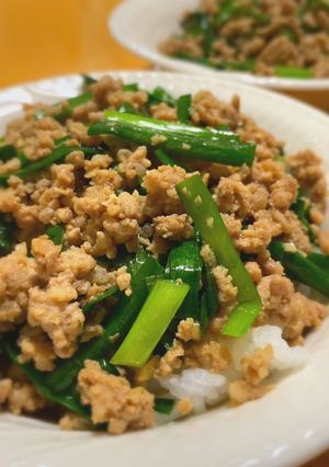 簡単めし！豚ひき肉とニラのスタミナ丼-レシピのメイン写真