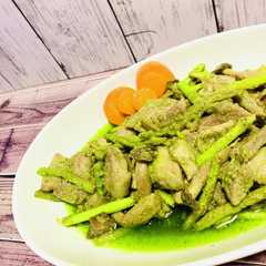 รูปของ 豚ロースとアスパラガスのバジル炒め