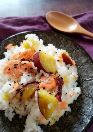 新米に合う！さつまいもと鮭の炊き込みご飯-レシピのメイン写真