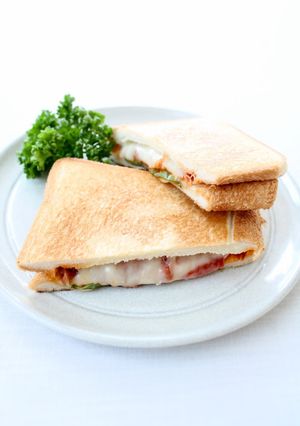まるでピザ♪【ホットサンド(マルゲリータ-レシピのメイン写真