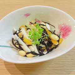A picture of 柿と長芋とひじきのサラダ.