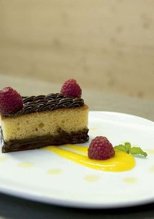 スポンジケーキのマンゴーピューレ添え-レシピのメイン写真