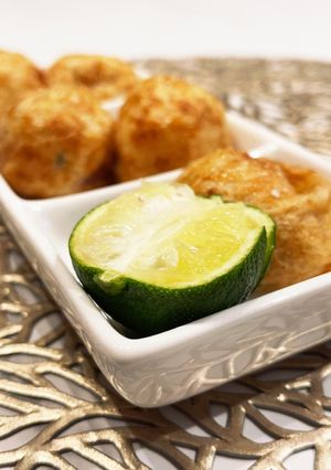 冷凍たこ焼きを、すだちの搾り汁で頂く。-レシピのメイン写真