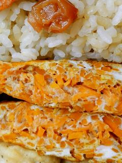 お弁当に、にんじんビッシリ卵焼き-レシピのメイン写真