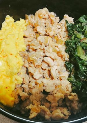 鶏胸肉ミンチとかぶの葉の3色丼-レシピのメイン写真