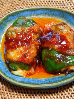 キムチーズ入りピーマンカップの辛肉巻き-レシピのメイン写真