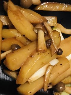 じゃがいもとぶなしめじのガリバタ炒め-レシピのメイン写真