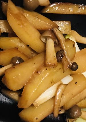 じゃがいもとぶなしめじのガリバタ炒め-レシピのメイン写真