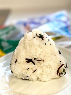 塩昆布と炊き込みワカメのおにぎり-レシピのメイン写真