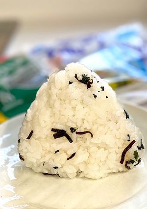 塩昆布と炊き込みワカメのおにぎり-レシピのメイン写真