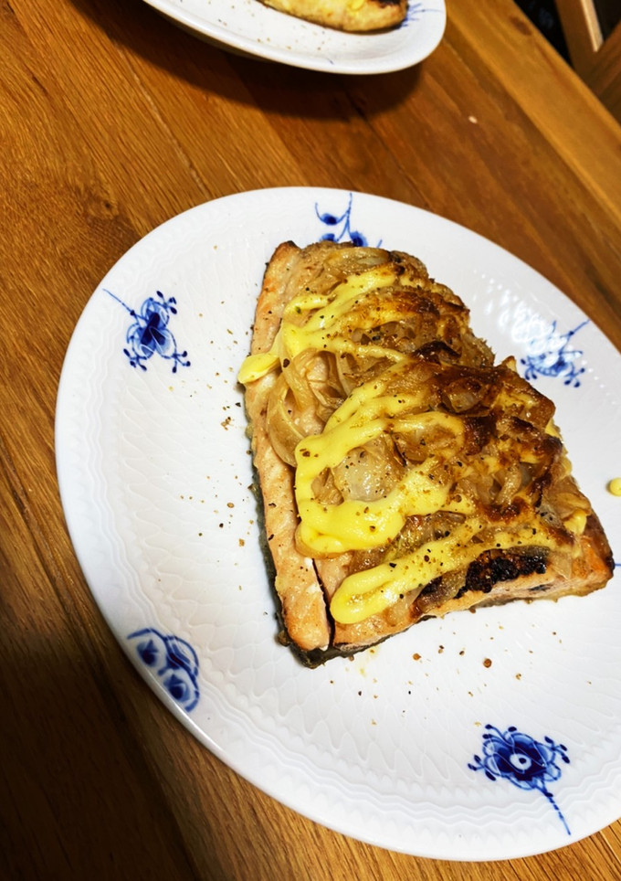 超簡単！鮭と玉ねぎのマヨネーズムニエル-レシピのメイン写真