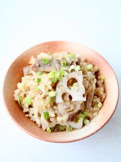 柚子胡椒も【蓮根とベーコンの炊き込みご飯-レシピのメイン写真