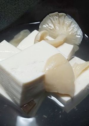 市販のホワイティ・きのこを湯豆腐に-レシピのメイン写真
