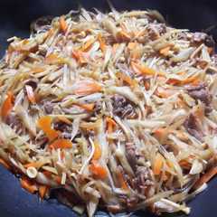รูปของ ごぼう・蓮根・人参・牛肉のきんぴら煮