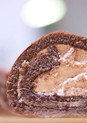 ふんわり♪チョコレートロールケーキ-レシピのメイン写真