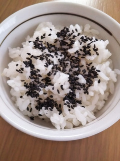 白いご飯に黒ゴマを-レシピのメイン写真
