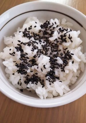 白いご飯に黒ゴマを-レシピのメイン写真
