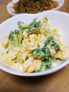 ブロッコリーと目玉焼きのサラダ❤︎⃜-レシピのメイン写真